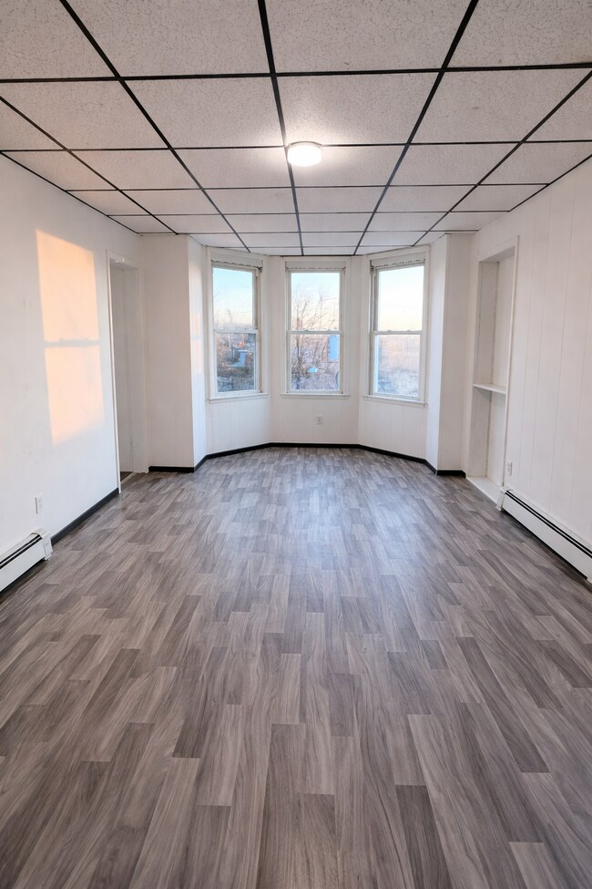 Building Photo - 32 Douw St