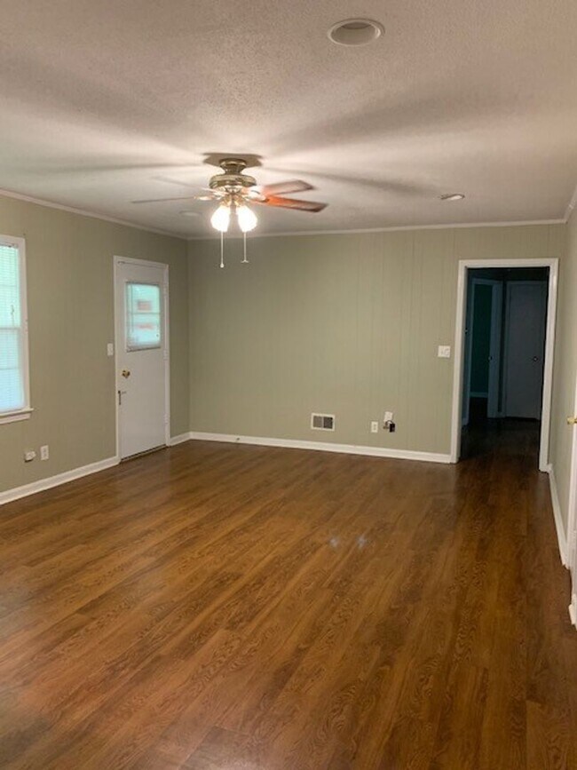 Foto del edificio - Cute 3 Bed 2 Bath Available for Fall 2025!
