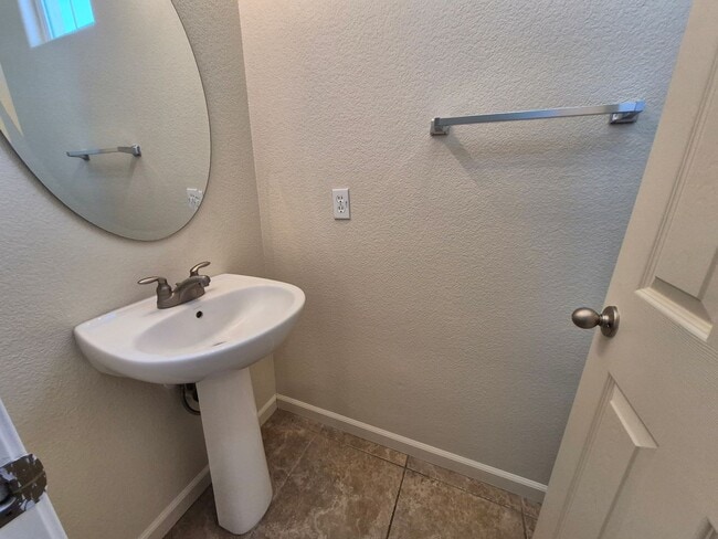 Building Photo - Adorable 3 bedroom 2.5 bath Home