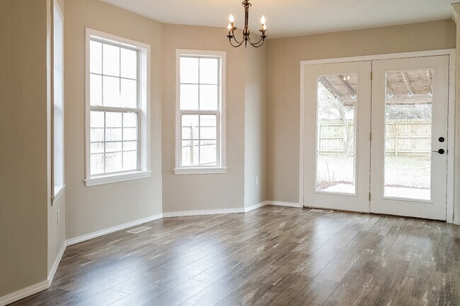 Building Photo - 204 N Maple Crest Dr