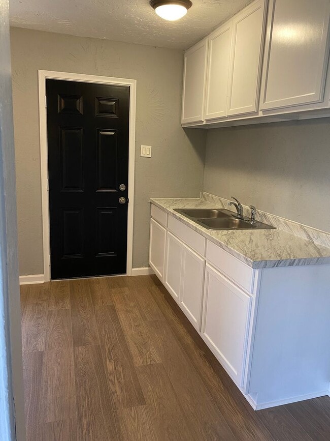 Building Photo - 3831 Dismount St