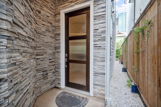 Foto del edificio - 3705 Newhouse St
