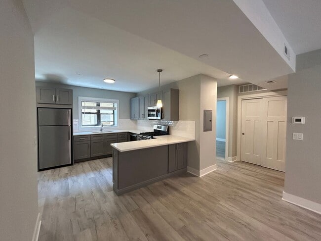 Building Photo - 1133 Oak Ave