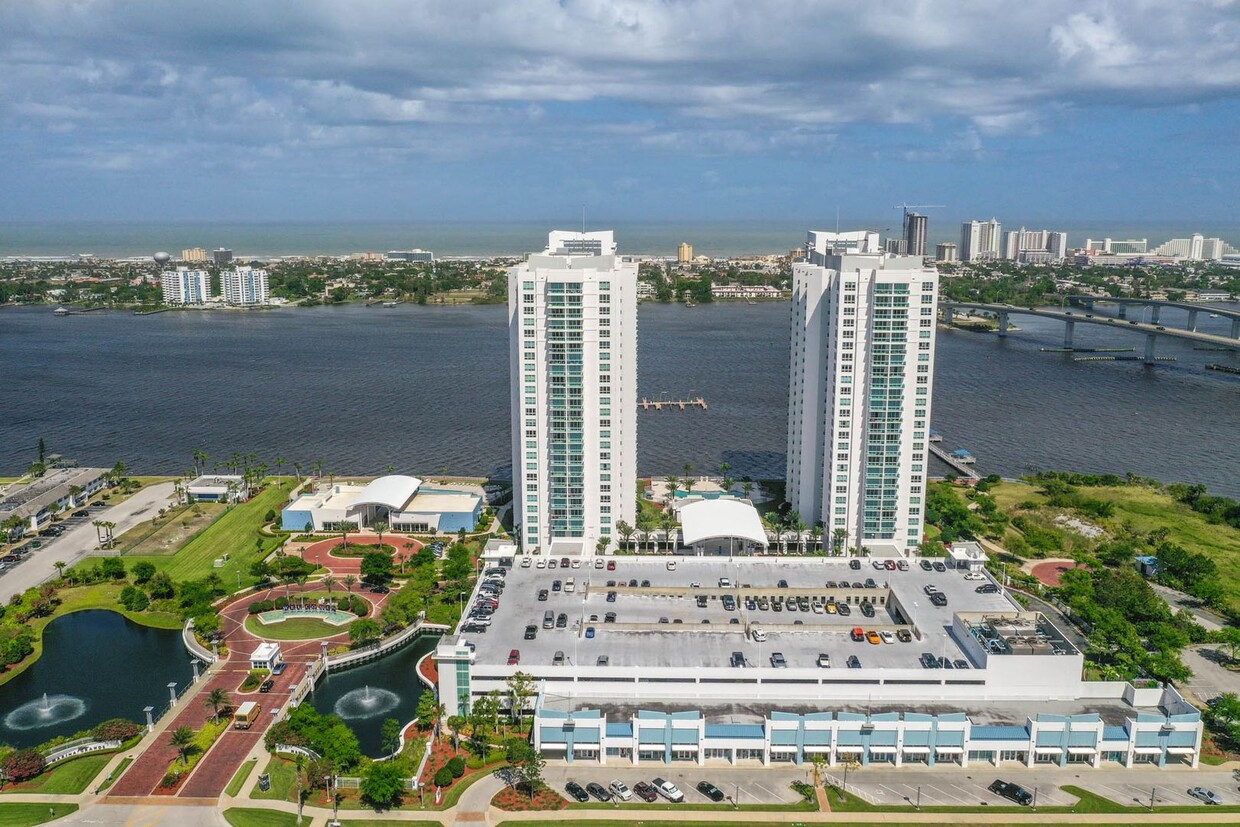 Foto principal - Luxury 2 Bedroom 2 Bath Condo