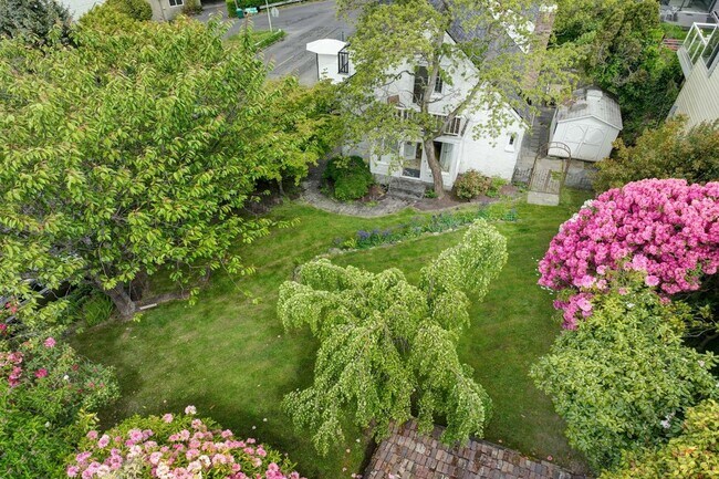Building Photo - 3 bedroom 2.5 View Property Beach Access  ...