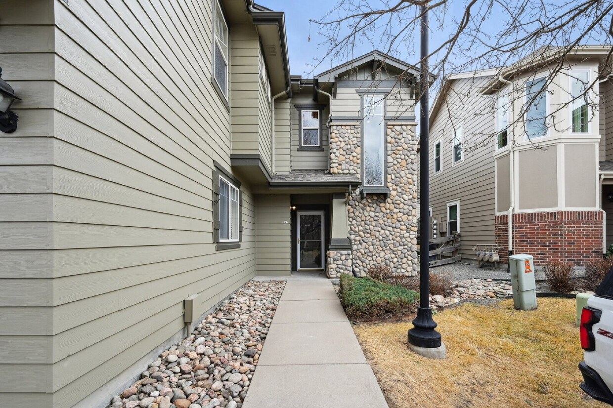 3-Bed Townhouse with Open Floorplan, 2.5 Baths, and Fireplace in Rolling Hills! - 3-Bed Townhouse with Open Floorplan, 2.5 Baths, and Fireplace in Rolling Hills!