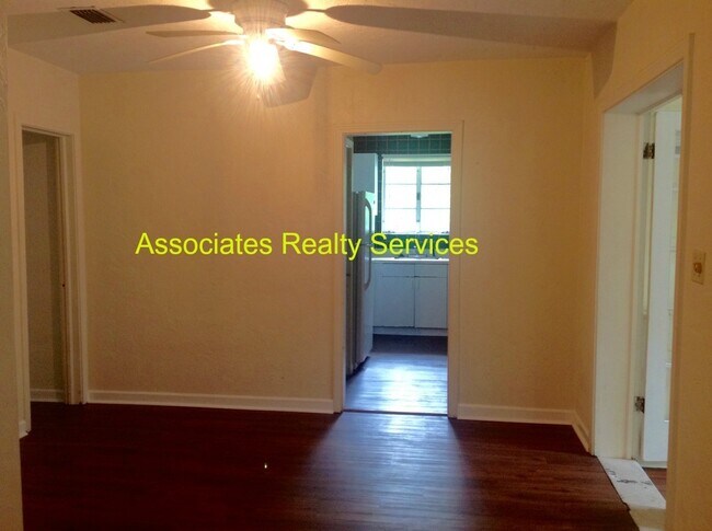 Foto del edificio - 7 Blocks to Campus! 3 Bed, 2 Bath with a Fenced Backyard and Large Sunroom