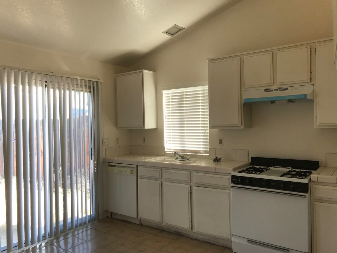 Building Photo - SINGLE STORY 2 BEDROOM