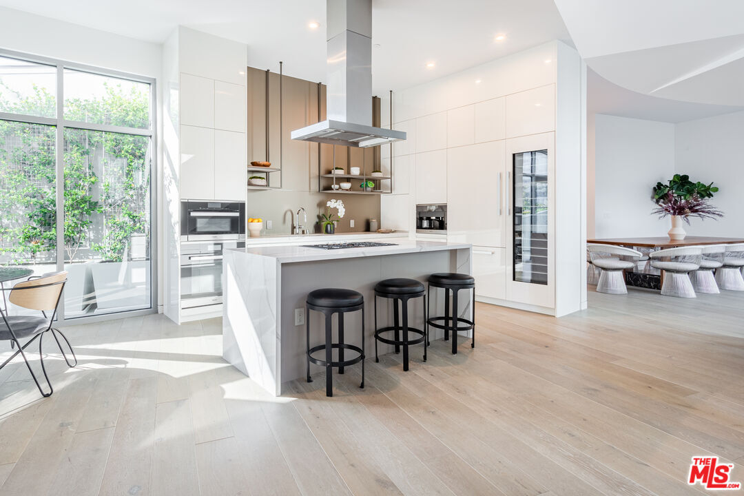 Foto principal - 8600 Wilshire Blvd