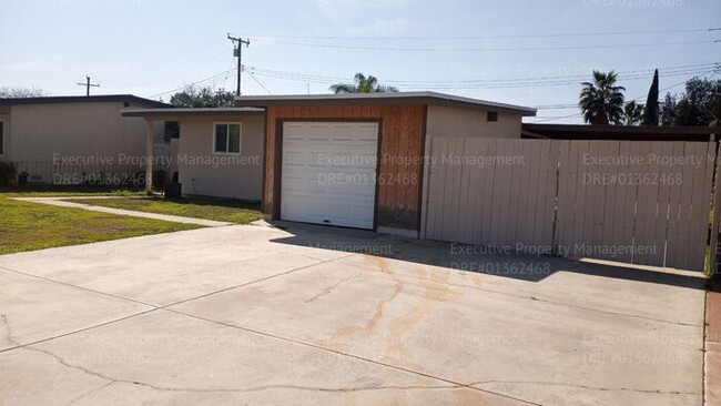 Building Photo - Charming farmhouse style 4 bedroom/ 2 bath...