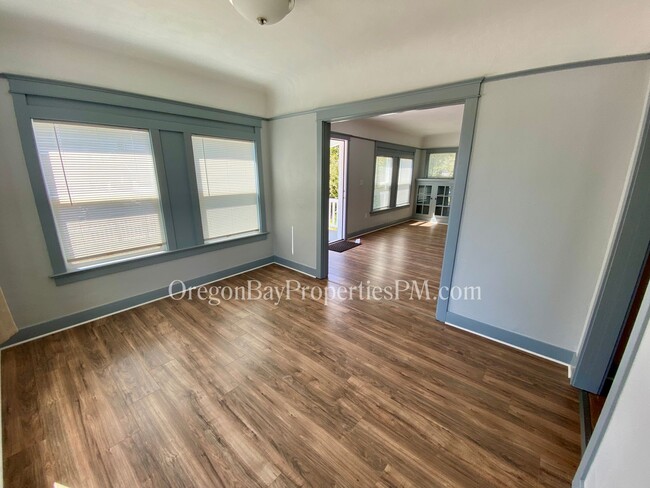 Building Photo - Johnson Ave: 2bdrm / 1 ba Home