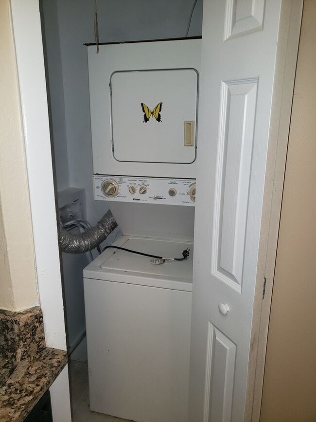 Building Photo - Nice and Spacious Condo 2Bed/1Bath