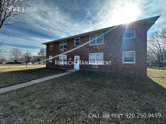 Building Photo - Spacious 2 Bedroom 1 Bath Lower Apartment ...