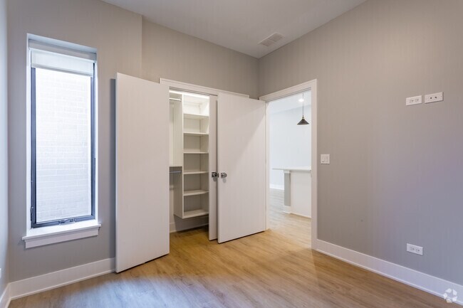 Building Photo - 3118 N Greenview