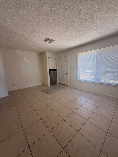 Foto del edificio - 1131 W Ross Ave