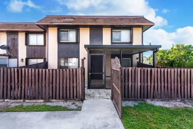 Photo - 2140 Sherwood Forest Blvd Townhome