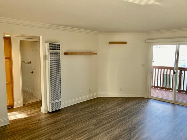 Building Photo - Upcoming!! 2 Bed/1 Bath Condo Apt.  Blocks...