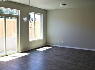 Foto del edificio - BEAUTIFUL CREEKWOOD TOWNHOME! 3 BR, 2.5 BA