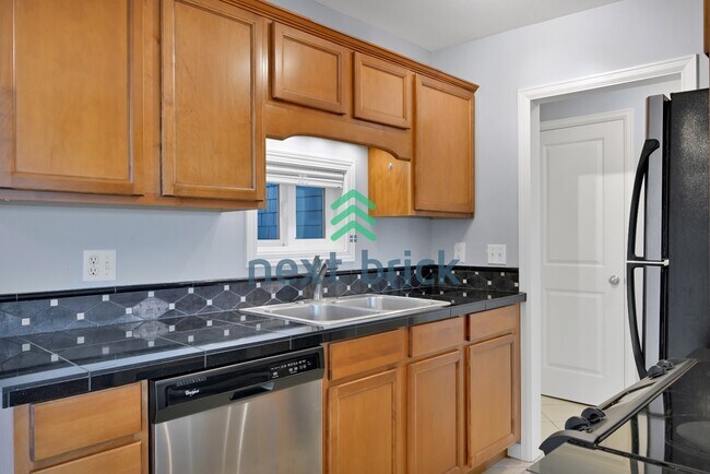 Foto del edificio - 2 BED & 1 BATH TOP FLOOR CONDO FOR RENT