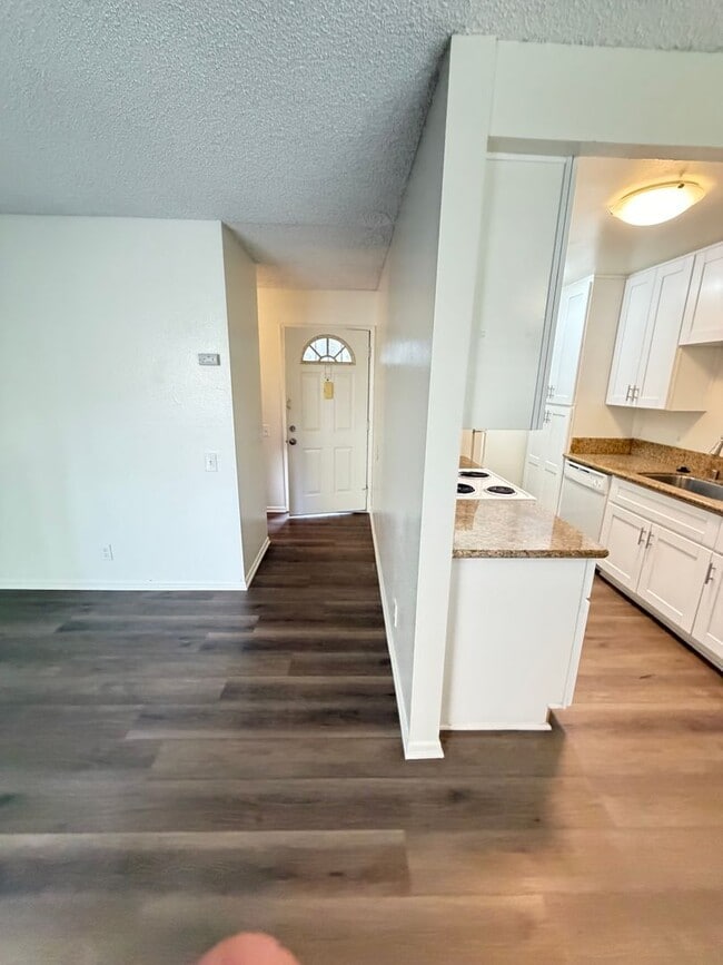 Building Photo - *Spacious 1 Bedroom in La Jolla!*