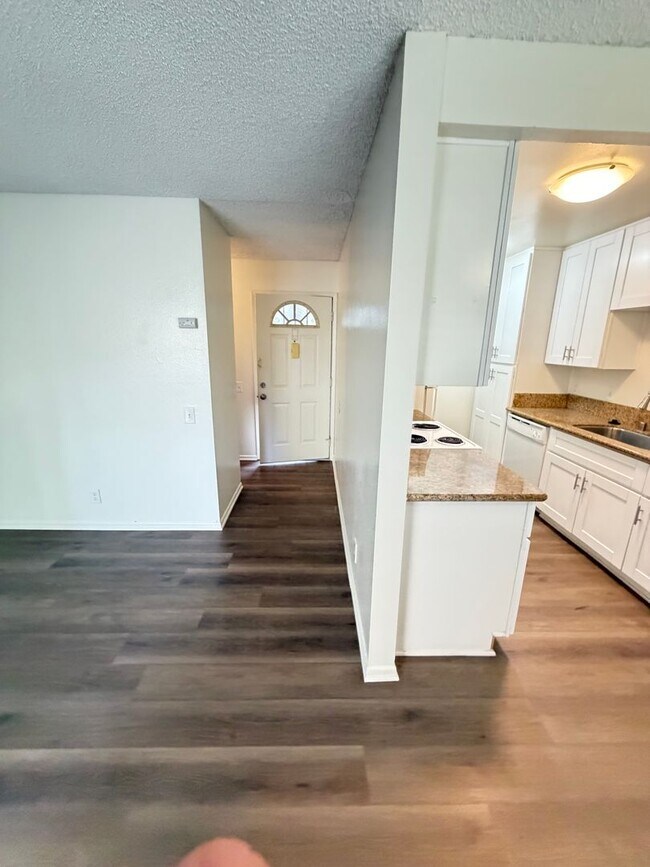 Foto del edificio - *Spacious 1 Bedroom in La Jolla!*