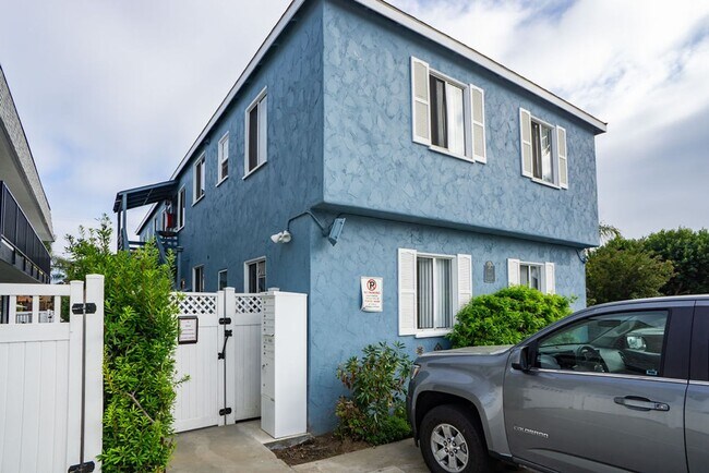 Foto del edificio - Great two bedroom, one bath beach bungalow...