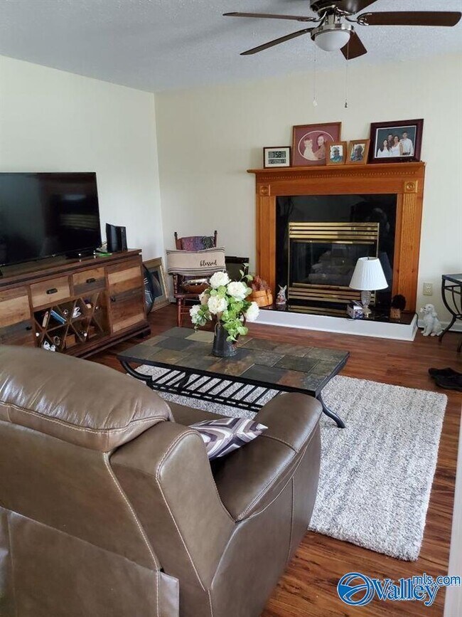 Foto del edificio - 402 Crutcher Cir