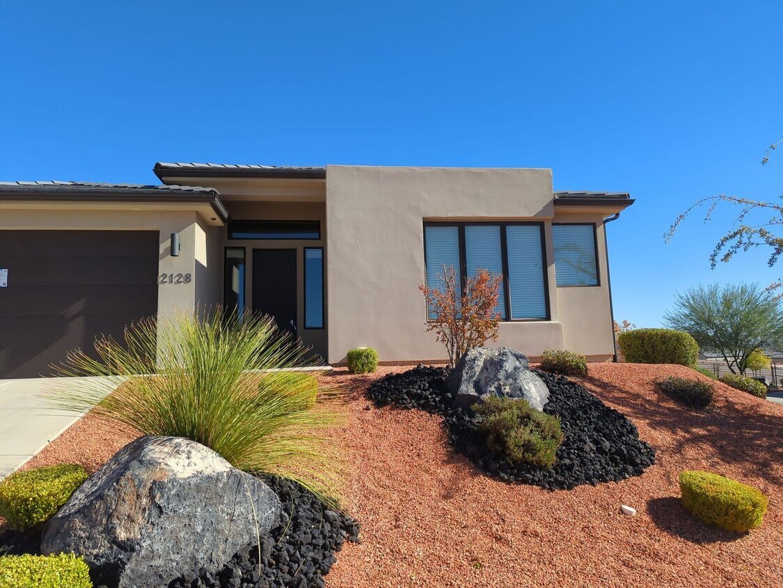 Building Photo - Modern 3 Bedroom Home in a Beautiful Deser...