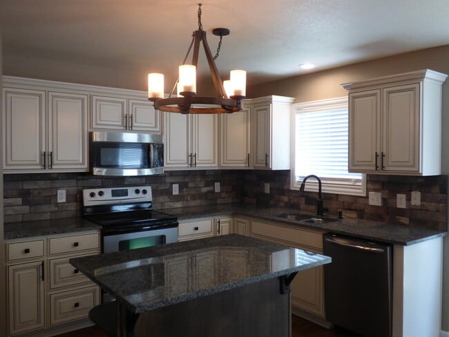 Building Photo - Stunning 4 bedroom/ 2.5 bath home with 2 car Attached Garage in Fort Collins, Colorado