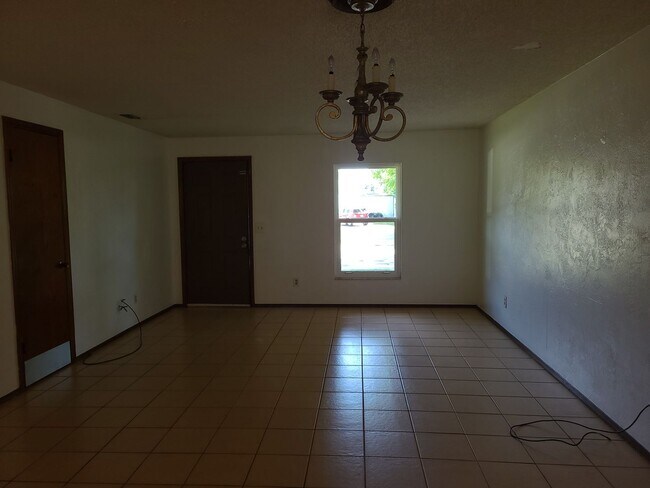 Foto del edificio - AVAILABLE NOW DON'T MISS OUT. Duplex 2 bed...