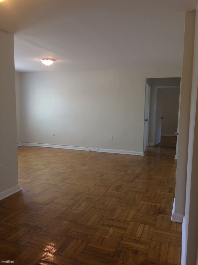 Building Photo - 2 br, 1 bath  - 6200 blvd east apt