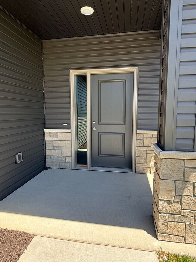 Foto del edificio - Brand new construction 3 bed/3 bath ranch townhome in North Lincoln