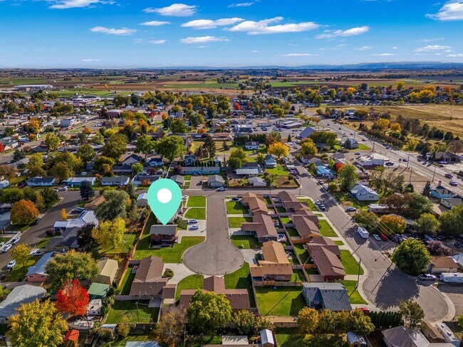 Foto del edificio - Furnished, Large Luxurious home complete with Washer and Dryer! Large Patio area.