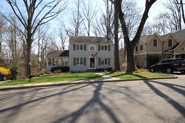 Foto del edificio - 3207 Circle Hill Rd