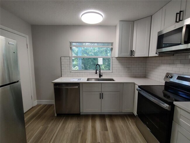 Building Photo - 316 W Howry Ave
