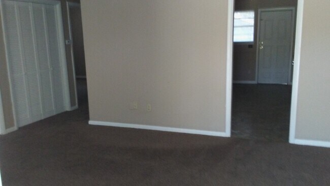 Building Photo - Spacious 2 bed, 1.5 bath duplex right on O...