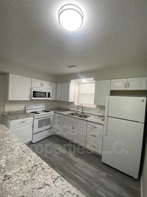 Foto del edificio - 2446 Cedarwood Ave