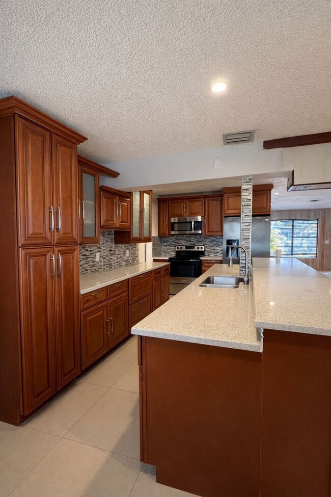Foto del edificio - North 66th Avenue, Hollywood, FL 33024 - 3 BR 2 BA single-family home