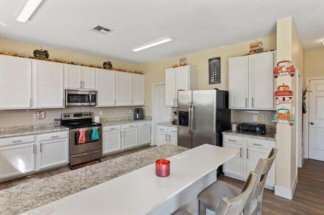 Building Photo - 738 SW Dalton Cir