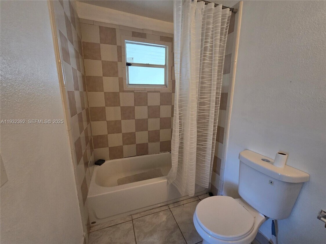 Foto del edificio - 1376 NW 103rd St