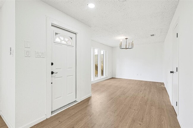 Foto del edificio - 8302 Country Wind Ln