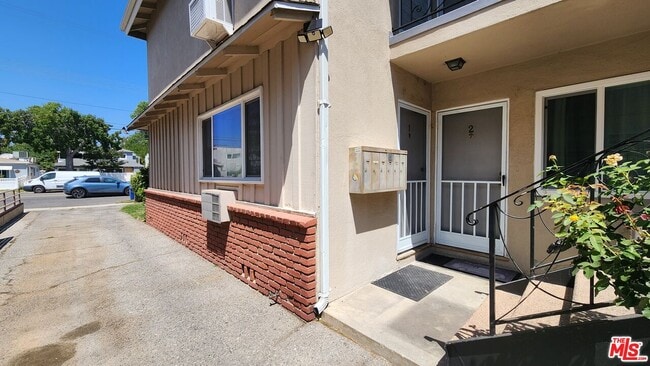 Building Photo - 12942 Moorpark St