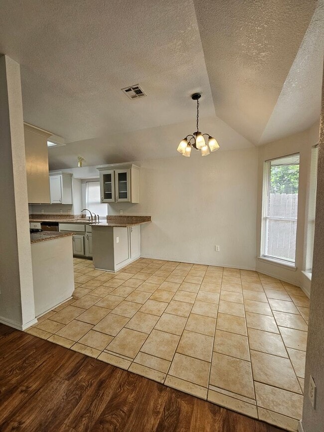 Building Photo - (3) Bed/(2) Bath in SW OKC/Moore Avail NOW! Pet Negotiable!
