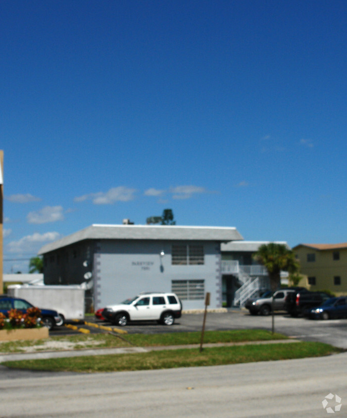 Foto principal - 7891 Johnson St