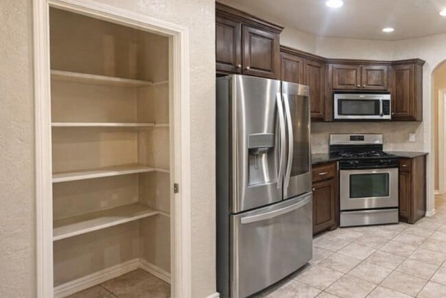 Building Photo - 832 Carol Ann Pl