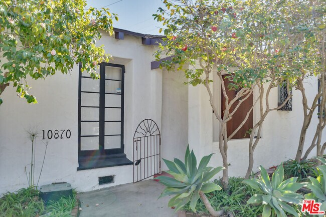 Foto del edificio - 10870 Wellworth Ave