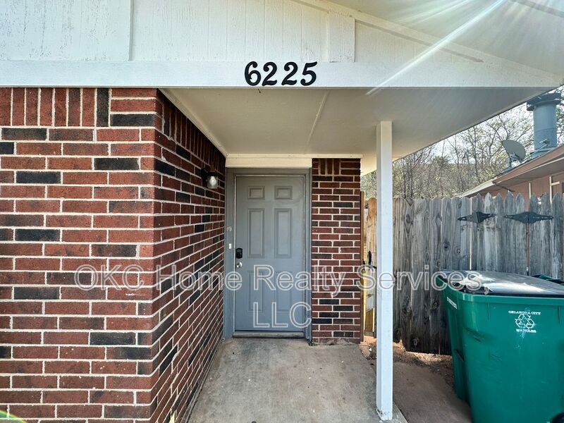 Primary Photo - 6225 SE 46th St