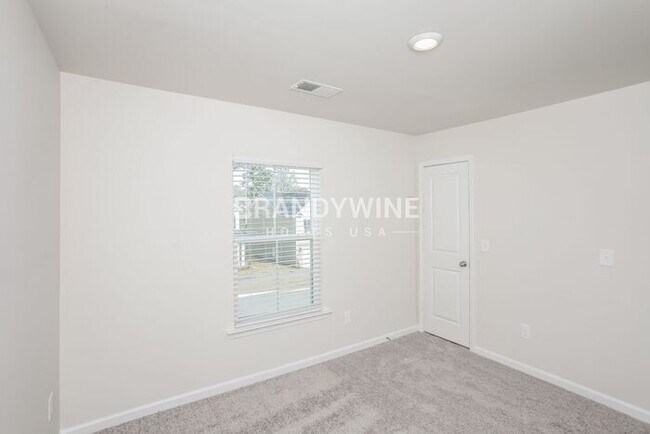 Building Photo - LOWER RENTAL RATE! Market rent $2,081. Loc...
