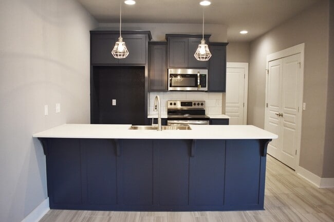 Building Photo - Upscale 4 Bedroom 3.5 Bathroom in The Heart of Fayetteville AR!!