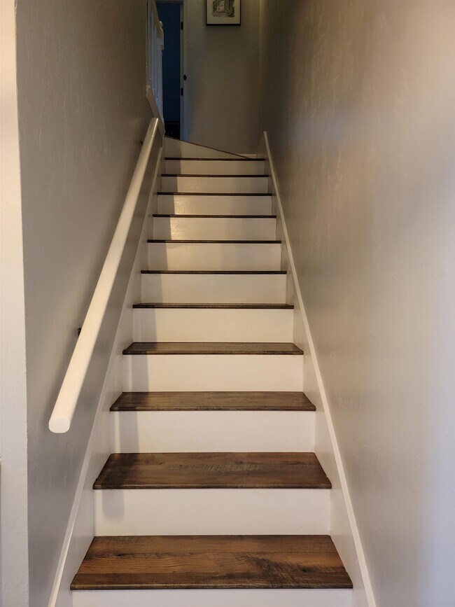 Building Photo - 479 E Van Buren St